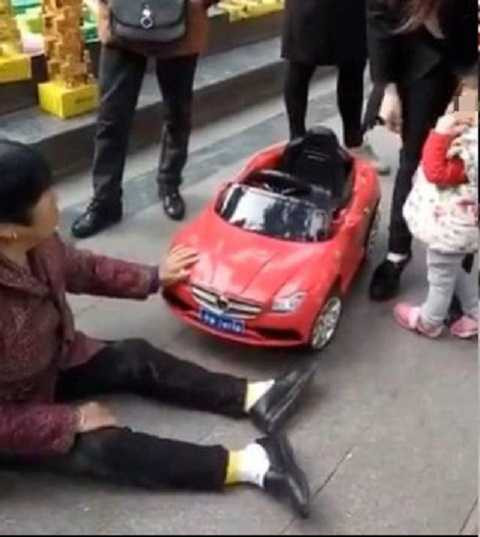 Hành động của bà kiến nhiều cư dân mạng khinh miệt và nhạo báng. Ảnh Shanghaiist Hành động của bà kiến nhiều cư dân mạng khinh miệt và nhạo báng. Ảnh Shanghaiist