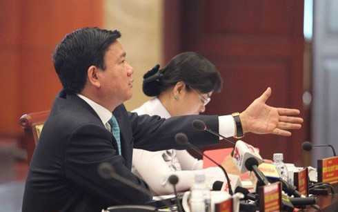 Bí thư Thăng chất vấn lãnh đạo ngành hải quan TP HCM. (Ảnh: NLĐO)