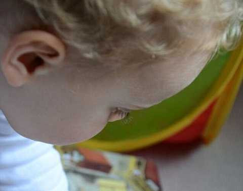 Bức ảnh màu hình khuôn mặt một đứa trẻ.