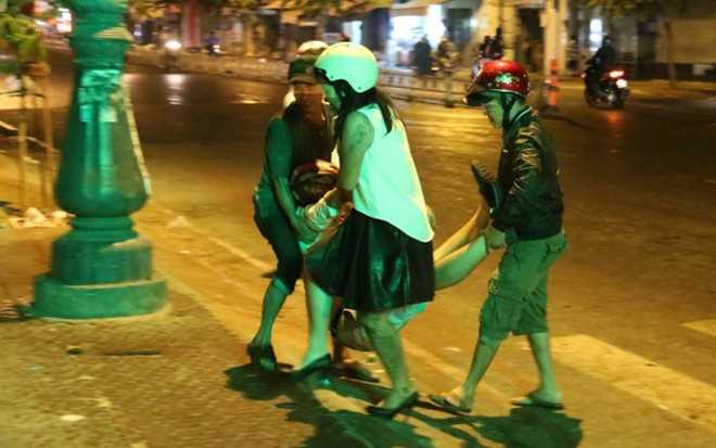 Nhiều người cho hay, việc đưa người say về gặp rất nhiều khó khăn, đôi khi là cả rủi ro.