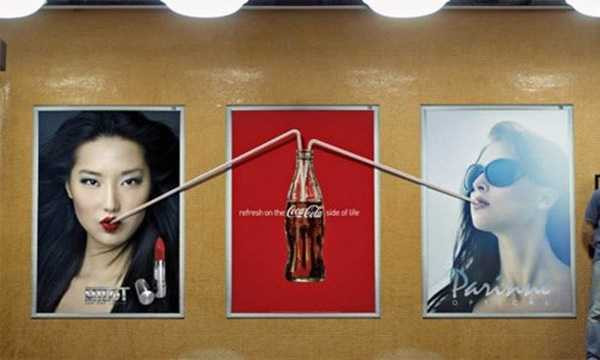 Quảng cáo của Coca Cola tạo hiệu ứng vui mắt khi được đặt cạnh hai tấm biển quảng cáo khác. Quảng cáo của Coca Cola tạo hiệu ứng vui mắt khi được đặt cạnh hai tấm biển quảng cáo khác.