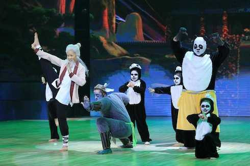 Mở màn chương trình, Khả Ngân hóa thân thành một nhân vật trong bộ phim hoạt hình đang “làm mưa làm gió” hiện nay là KungFu Panda với sự hỗ trợ của Vương Khang và các bé vũ công nhí vô cùng đáng yêu qua sự kết hợp giữa các điệu nhảy Pasodoble – Samba – Kung Fu. Bằng lối diễn xuất đáng yêu, tiết mục của cô nàng đã tạo nên màu sắc thú vị cho chương trình đêm nay. Tuy vậy, điểm số cô nhận được lại không cao so với những tuần trước. Mở màn chương trình, Khả Ngân hóa thân thành một nhân vật trong bộ phim hoạt hình đang “làm mưa làm gió” hiện nay là KungFu Panda với sự hỗ trợ của Vương Khang và các bé vũ công nhí vô cùng đáng yêu qua sự kết hợp giữa các điệu nhảy Pasodoble – Samba – Kung Fu. Bằng lối diễn xuất đáng yêu, tiết mục của cô nàng đã tạo nên màu sắc thú vị cho chương trình đêm nay. Tuy vậy, điểm số cô nhận được lại không cao so với những tuần trước.