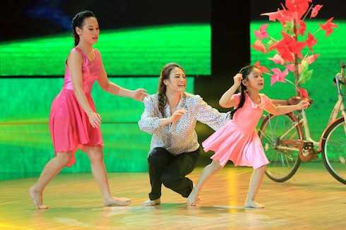 Cặp đôi Hồng Quế - Kris tiếp tục mang đến câu chuyện đầy nước mắt về sự dằn vặt và đau khổ của người phụ nữ khi không được chồng chấp nhận, buộc phải xa chồng và xa con qua điệu nhảy Rumba. Trong tiết mục này, có sự hỗ trợ đặc biệt của bé Vy Khanh – Quán quân Bước nhảy hoàn vũ nhí 2015 và bé Phương Nhi. Cặp đôi Hồng Quế - Kris tiếp tục mang đến câu chuyện đầy nước mắt về sự dằn vặt và đau khổ của người phụ nữ khi không được chồng chấp nhận, buộc phải xa chồng và xa con qua điệu nhảy Rumba. Trong tiết mục này, có sự hỗ trợ đặc biệt của bé Vy Khanh – Quán quân Bước nhảy hoàn vũ nhí 2015 và bé Phương Nhi.