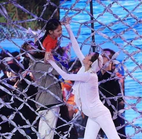 Giống như Hồng Quế và Mlee, cặp đôi Khánh My – Georgi Ganew cùng sự hỗ trợ của bé Bảo Ngọc cũng đã mang đến cho khán giả một câu chuyện vô cùng xúc động và đậm chất nhân văn về hoàn cảnh tị nạn của một gia đình đạo Hồi trong vùng tử chiến. Trong một lần bị đàn áp, hai vợ chồng ngỡ rằng con mình đã chết nhưng họ lại phát hiện ra đứa con của họ vẫn thoi thóp và vô cùng vui sướng. Chưa kịp tận hưởng niềm hạnh phúc đó thì những tay cảnh sát và quân nhân đã nhảy vào đàn áp và chia cắt họ giữa hàng rào của chiến tuyến. Câu chuyện này được lấy ý tưởng từ chiến tranh Syria - Cậu bé nằm chết trên bãi biển. Với điệu nhảy Tango Agrentina và Rumba đầy điêu luyện cùng khả năng diễn xuất nhập tâm, Khánh My một lần nữa mang đến sự bất ngờ cho khán giả. Giống như Hồng Quế và Mlee, cặp đôi Khánh My – Georgi Ganew cùng sự hỗ trợ của bé Bảo Ngọc cũng đã mang đến cho khán giả một câu chuyện vô cùng xúc động và đậm chất nhân văn về hoàn cảnh tị nạn của một gia đình đạo Hồi trong vùng tử chiến. Trong một lần bị đàn áp, hai vợ chồng ngỡ rằng con mình đã chết nhưng họ lại phát hiện ra đứa con của họ vẫn thoi thóp và vô cùng vui sướng. Chưa kịp tận hưởng niềm hạnh phúc đó thì những tay cảnh sát và quân nhân đã nhảy vào đàn áp và chia cắt họ giữa hàng rào của chiến tuyến. Câu chuyện này được lấy ý tưởng từ chiến tranh Syria - Cậu bé nằm chết trên bãi biển. Với điệu nhảy Tango Agrentina và Rumba đầy điêu luyện cùng khả năng diễn xuất nhập tâm, Khánh My một lần nữa mang đến sự bất ngờ cho khán giả.