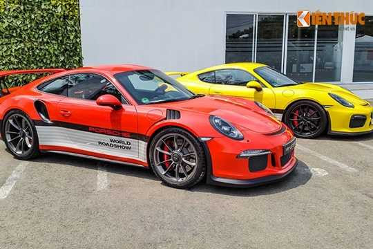 Chiều 26/3, trong buổi trải nghiệm lái các dòng xe Porsche dành cho khách hàng diễn ra tại một địa điểm ở quận 7, TP HCM, chiếc Porsche Cayman GTS do một khách hàng cầm lái đã va chạm với chiếc xe chở nước.