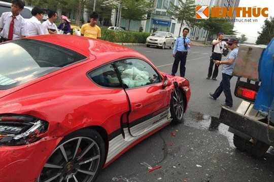 Cú va chạm đã khiến chiếc xe thể thao tiền tỷ Porsche Cayman GTS màu đỏ bị hư hỏng nặng. Cụ thể, cửa bên phía ghế phụ bị móp và biến dạng nặng. Ngoài ra, la-zăng và một bên đèn hậu phía sau cũng bị hư hỏng trong vụ tai nạn. Bên trong khoang lái, các túi khí cũng bung ra.