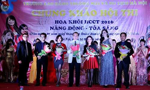 Ban tổ chức trao hoa cho các thành viên trong ban giám khảo, gồm các thầy cô giáo và nghệ sỹ như: NSND Trung Hiếu, Top 10 HHVN năm 2008 người mẫu Hồng Nhung...