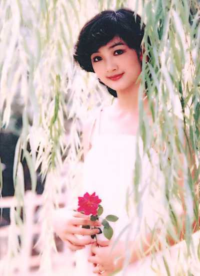 Hoa hậu Giáng My vừa tung trên trang cá nhân hình ảnh xuất hiện trên lịch một thời của chị. Ở tuổi 18, hoa hậu để tóc ngắn, uốn xoăn tít. Hoa hậu Giáng My vừa tung trên trang cá nhân hình ảnh xuất hiện trên lịch một thời của chị. Ở tuổi 18, hoa hậu để tóc ngắn, uốn xoăn tít.