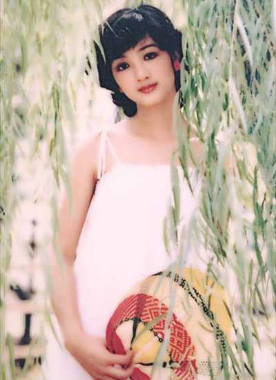 Kiểu tóc ngắn uốn xoăn trẻ trung là mốt của Hà Nội một thời. Kiểu tóc ngắn uốn xoăn trẻ trung là mốt của Hà Nội một thời.