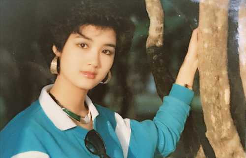 Mẹ của nữ nghệ sĩ từng là Hoa khôi của Trường Âm nhạc Việt Nam một thời. Còn bố chị hoạt động ở Đoàn ca múa Nhân dân Trung Ương. Đến giờ các cụ vẫn giữ được vẻ đẹp thanh lịch một thời, chị chia sẻ. Mẹ của nữ nghệ sĩ từng là Hoa khôi của Trường Âm nhạc Việt Nam một thời. Còn bố chị hoạt động ở Đoàn ca múa Nhân dân Trung Ương. Đến giờ các cụ vẫn giữ được vẻ đẹp thanh lịch một thời, chị chia sẻ.