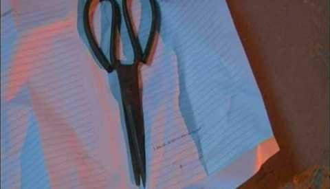 Chiếc kéo mà Thiện đã dùng đâm chết ông Xuân - Ảnh: Văn Thỉnh