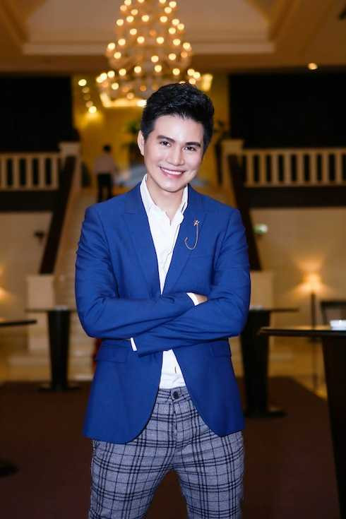 Vừa qua, MC Vũ Mạnh Cường đã ra sức cổ vũ cho 'Mặt nạ máu' - bộ phim điện ảnh mà diễn viên Dương Cẩm Lynh thể hiện vai nữ chính cạnh cây hài Tấn beo. Vừa qua, MC Vũ Mạnh Cường đã ra sức cổ vũ cho 'Mặt nạ máu' - bộ phim điện ảnh mà diễn viên Dương Cẩm Lynh thể hiện vai nữ chính cạnh cây hài Tấn beo.