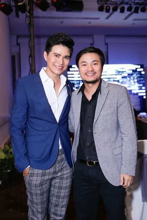 Có mặt từ rất sớm, MC Vũ Mạnh Cường chuẩn bị cho buổi ra mắt phim rất kĩ lưỡng để buổi ra mắt được gần gũi và thân tình cùng những thông tin được truyền tải một cách trọn vẹn nhất. Có mặt từ rất sớm, MC Vũ Mạnh Cường chuẩn bị cho buổi ra mắt phim rất kĩ lưỡng để buổi ra mắt được gần gũi và thân tình cùng những thông tin được truyền tải một cách trọn vẹn nhất.