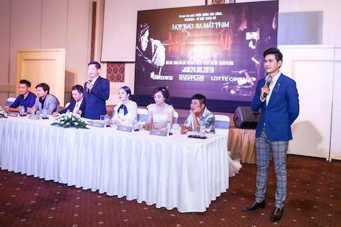 MC Vũ Mạnh Cường có dịp xem những trailer phim ấn tượng hấp dẫn của phim Mặt nạ máu và nhận thấy đây là phim kinh dị, hài hước và hấp dẫn lôi cuốn. MC Vũ Mạnh Cường có dịp xem những trailer phim ấn tượng hấp dẫn của phim Mặt nạ máu và nhận thấy đây là phim kinh dị, hài hước và hấp dẫn lôi cuốn.