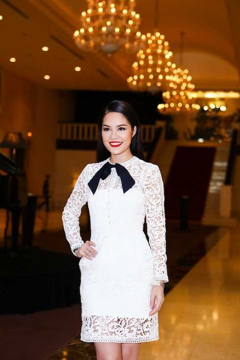 Bên cạnh đó đây cũng là lần đầu tiên nữ diễn viên Dương Cẩm Lynh thủ một vai nặng ký về mặt tâm lý như Khiết Đan. Cô chia sẻ: 'Dù Lynh đã từng tuyên bố rằng mình sẽ nghỉ ngơi một thời gian sau loạt phim truyền hình suốt năm qua nhưng vì vai Khiết Đan quá thú vị và bắt Lynh phải làm những điều mà bản thân chưa từng dám làm như 'xả thân' lên bờ xuống ruộng, bị kéo lê lết... nên Lynh quyết định sẽ thử sức với vai diễn này. Thật sự thì Lynh hồi hộp từ lúc nhận kịch bản cho đến tận khi phim đóng máy luôn'. Bên cạnh đó đây cũng là lần đầu tiên nữ diễn viên Dương Cẩm Lynh thủ một vai nặng ký về mặt tâm lý như Khiết Đan. Cô chia sẻ: 'Dù Lynh đã từng tuyên bố rằng mình sẽ nghỉ ngơi một thời gian sau loạt phim truyền hình suốt năm qua nhưng vì vai Khiết Đan quá thú vị và bắt Lynh phải làm những điều mà bản thân chưa từng dám làm như 'xả thân' lên bờ xuống ruộng, bị kéo lê lết... nên Lynh quyết định sẽ thử sức với vai diễn này. Thật sự thì Lynh hồi hộp từ lúc nhận kịch bản cho đến tận khi phim đóng máy luôn'.