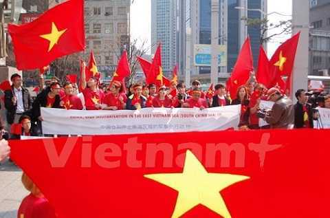 Quang cảnh cuộc biểu tình gần Đại sứ quán Trung Quốc ở thủ đô Seoul. Ảnh: Vietnam+