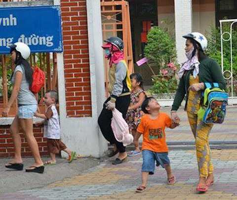 Khâu đưa đón học sinh đang được nhiều trường tại TP.HCM thắt chặt, đặc biệt là các trường mầm non và tiểu học. Ảnh Người lao động Khâu đưa đón học sinh đang được nhiều trường tại TP.HCM thắt chặt, đặc biệt là các trường mầm non và tiểu học. Ảnh Người lao động