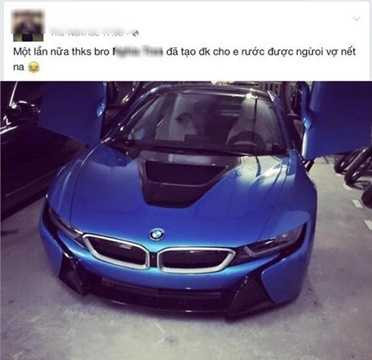 Trước khi sập xệ do gặp nạn, chiếc xe từng xuất hiện ở Hà Nội vào khoảng giữa tháng 9/2015 và là chiếc BMW i8 màu xanh ngọc độc nhất Việt Nam thời điểm đó. Lúc này, thiếu gia Jackson Trần - người sở hữu chiếc <a href='https://vtcnews.vn/oto-xe-may.31.0.html' >xe mới</a> đang học tại một trường cấp 3 ở Hà Nội. 