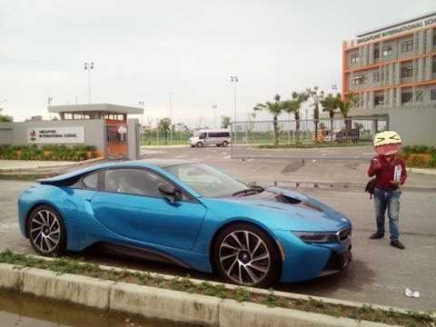  Nhiều lần, thiếu gia chịu chơi này đã lái chiếc xe đắt giá đến trường. 