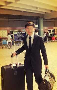  Vẻ chững chạc, lịch lãm của chàng thiếu gia sở hữu siêu xe 7 tỷ đồng. 