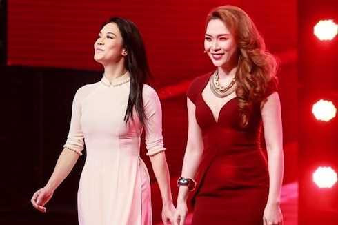 Thu Phương và Mỹ Tâm từng dành nhiều sự trân trọng dành cho nhau. Nhưng sau The Voice, nhiều khán giả cho rằng cả hai bằng mặt mà không bằng lòng. Sự việc bắt đầu khi Mỹ Tâm lần lượt loại hết thí sinh của đội đàn chị mà cô từng cứu.Trong khi đó, nữ ca sĩ 12 mùa hoa lại thường xuyên chê học trò của Mỹ Tâm trong khi khen hết lời gà nhà. Kể từ đó, trên ghế nóng, khán giả không còn chứng kiến hai nữ huấn luyện viên tung hứng ăn ý như những tập đầu. Ảnh: Lý Võ Phú Hưng Thu Phương và Mỹ Tâm từng dành nhiều sự trân trọng dành cho nhau. Nhưng sau The Voice, nhiều khán giả cho rằng cả hai bằng mặt mà không bằng lòng. Sự việc bắt đầu khi Mỹ Tâm lần lượt loại hết thí sinh của đội đàn chị mà cô từng cứu.Trong khi đó, nữ ca sĩ 12 mùa hoa lại thường xuyên chê học trò của Mỹ Tâm trong khi khen hết lời gà nhà. Kể từ đó, trên ghế nóng, khán giả không còn chứng kiến hai nữ huấn luyện viên tung hứng ăn ý như những tập đầu. Ảnh: Lý Võ Phú Hưng