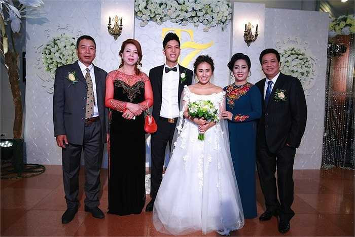 Tối qua (26/3) tại Hà Nội, nữ ca sỹ Nhật Thu cùng chồng đã tổ chức đám cưới linh đình.