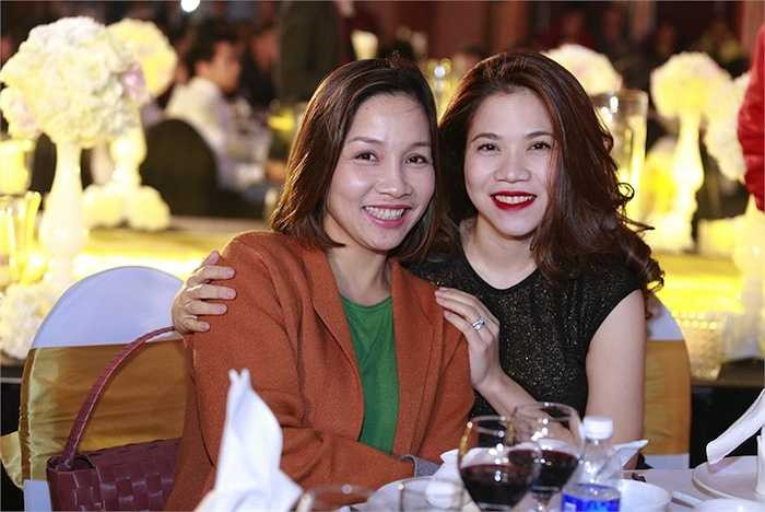 Diva Mỹ Linh và Mỹ Dung cũng rạng rỡ mang hoa đến chúc mừng đàn em.