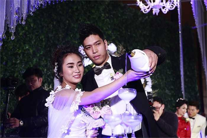 Trong không gian của lễ cưới, Nhật Thu đã sánh vai cùng chồng, hát ca khúc Điều giản dị, một sáng tác của Phú Quang, người có nhiều gắn bó trong sự nghiệp của Nhật Thu trong sự nghẹn ngào. 