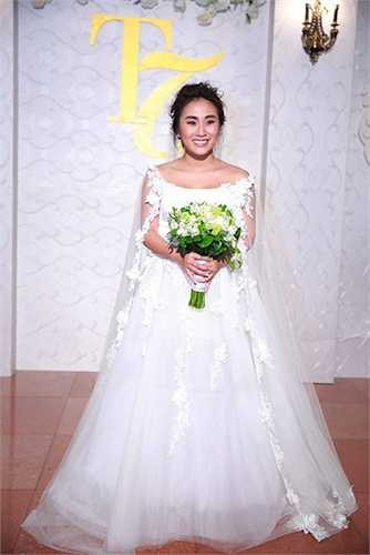Đám cưới của nữ ca sĩ được tổ chức ấm cúng, sang trọng tại một khách sạn tại trung tâm thủ đô với sự tham gia của nhiều bạn bè nghệ sỹ. 