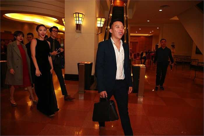 Hoàng Touliver là người bạn thân của Nhật Thu cũng đến dự. Đi cùng là Tóc Tiên.