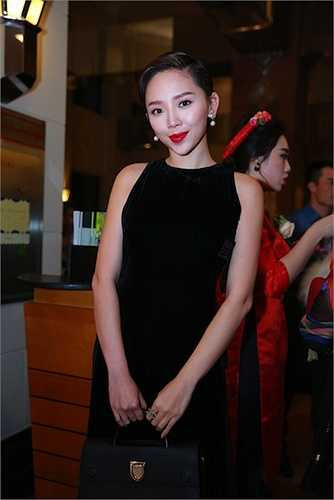 Cô diện đầm đen ôm sát vô cùng sexy.