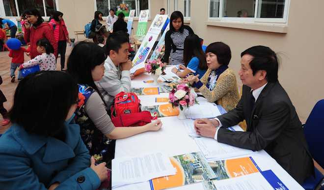 Nguyên Vụ trưởng Giáo dục tiểu học Lê Tiến Thành (ngoài cùng bên phải) - chuyên gia tư vấn cho trường chia sẻ, là trường thực nghiệm thứ 3 ở Hà Nội, hệ thống <a href='https://vtcnews.vn/giao-duc.538.0.html' >giáo dục</a> CGD Victory áp dụng công nghệ giáo dục mới vào giảng dạy, đúng như định hướng giáo dục thực nghiệm của GS Hồ Ngọc Đại.