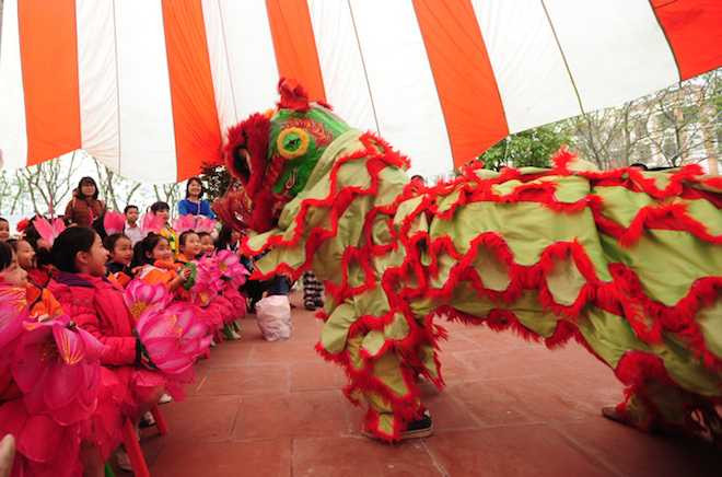 Thích thú khi được xem múa lân