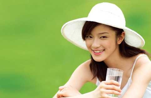 2 cốc nước khi thức giấc, tương đương 600 ml. 2 cốc nước khi thức giấc, tương đương 600 ml.