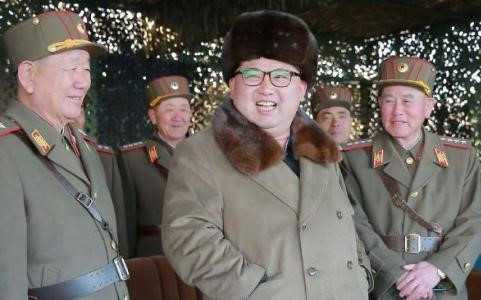 Lãnh đạo Triều Tiên Kim Jong-un (giữa) và các tướng lĩnh nước này. Ảnh AFP Lãnh đạo Triều Tiên Kim Jong-un (giữa) và các tướng lĩnh nước này. Ảnh AFP