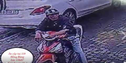 Tên lái xe nổ máy chờ sẵn từ bên ngoài Tên lái xe nổ máy chờ sẵn từ bên ngoài