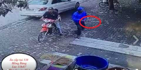 Chúng mang theo dao (vòng tròn đỏ) đột nhập công trường Chúng mang theo dao (vòng tròn đỏ) đột nhập công trường