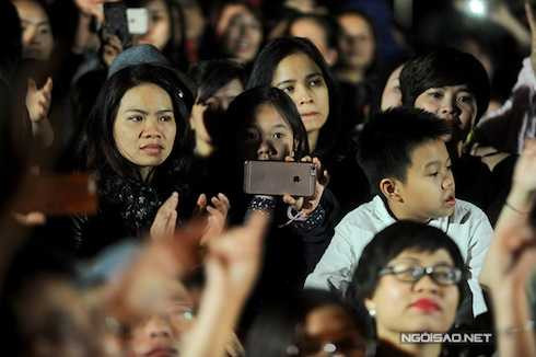 Vợ anh và hai con cũng đến dự buổi sinh nhật của Bức Tường. Chị Hoa cùng hai bé Bình Minh, Minh Tú ngồi lẫn giữa đám đông. 