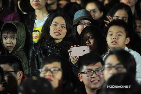 Sau những ngày lo tang lễ cho chồng, chị Hoa vẫn chưa nguôi ngoai nỗi đau. Tuy vậy, chị luôn cố gắng để làm chỗ dựa tinh thần mạnh mẽ cho hai con. 