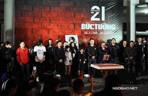 Tối qua, chị cùng hai con và thành viên Bức Tường nhiều thế hệ đã dành một phút tưởng niệm Trần Lập. Các ca khúc quen thuộc của anh như 'Ngày hôm qua', 'Cây bàng' được vang lên. 