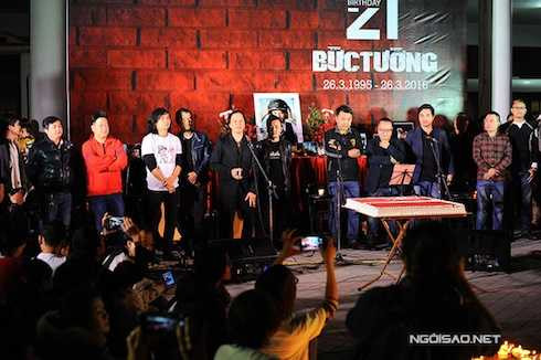 Trần Nhất Hoàng, cựu thành viên nhóm chia sẻ, tháng 3 là tháng đặc biệt vì có ngày thành lập nhóm, sinh nhật của guitarist Trần Tuấn Hùng. Giờ đây, tháng 3 càng đáng nhớ hơn khi mọi người chia tay người anh, người thủ lĩnh tuyệt vời của Bức Tường. Nhất Hoàng nói: Tôi tin là Trần Lập đang ở đây nên chúng ta hãy thắp nến cảm ơn và nhớ đến anh. 