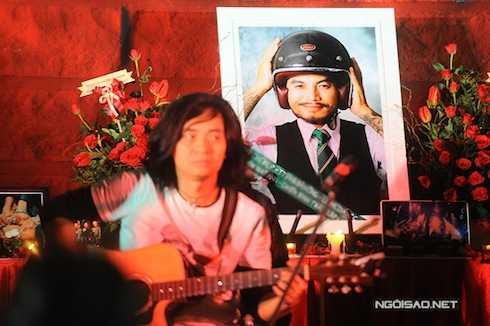 Bức ảnh Trần Lập như một 'chiến binh' với nụ cười mỉm được đặt ở vị trí trang trọng trên sân khấu. 