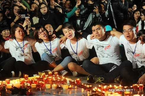 Fan ngồi trên sân, cùng khoác vai nhau hát vang những ca khúc của Bức Tường. 