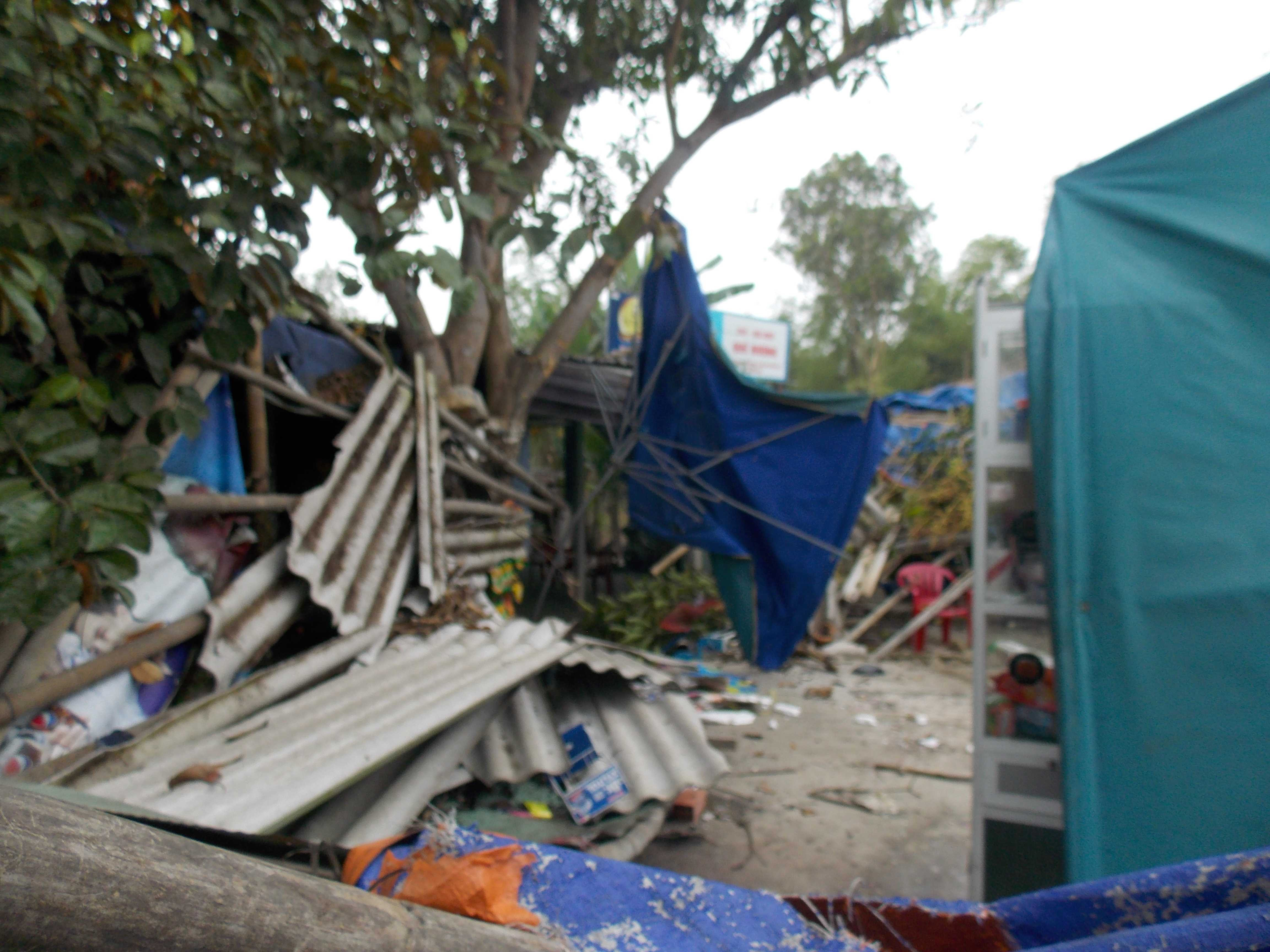 Nhà dân bên cạnh đường bị xe khách đâm nát.