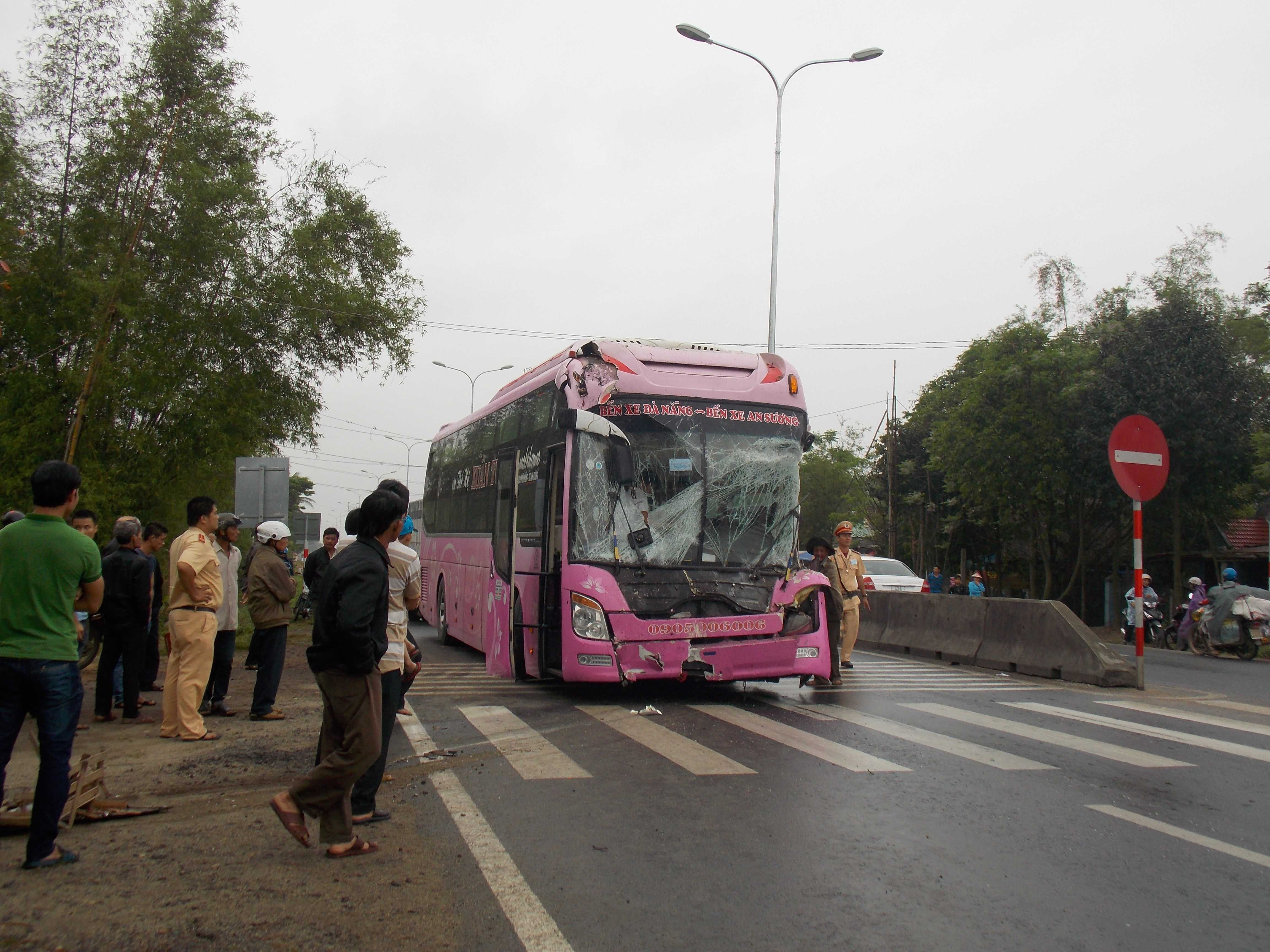 Chiếc xe khách gây tai nạn.