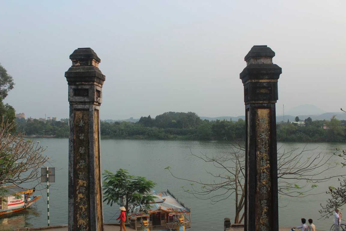 Bến thuyền Mụ dưới chân chùa Thiên Mụ.