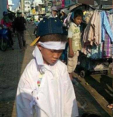 Chồng thiêu chết vợ: Được ủng hộ hàng trăm triệu đồng, 2 con thơ vẫn phải đi xin tiền mai táng