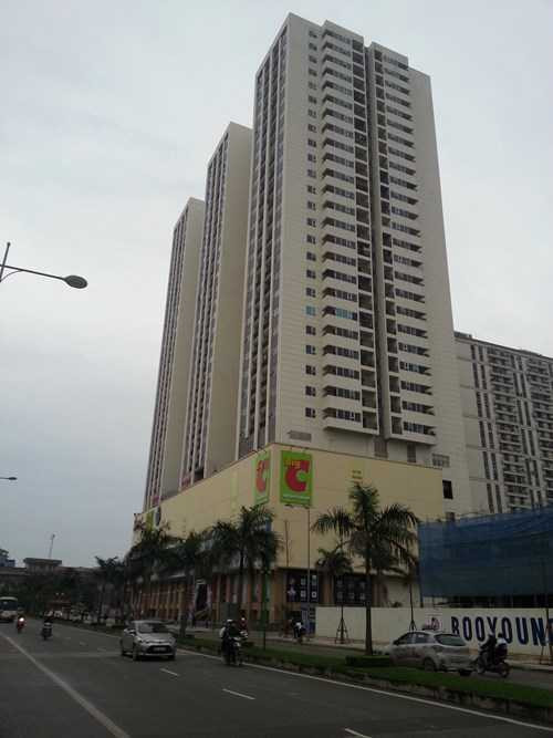 Toàn cảnh Chung cư Hồ Gươm Plaza nhìn từ phía đường vào Khu đô thị Mỗ Lao.Chuyển đổi công năng tòa tháp, tự ý xây thêm các căn hộ mini