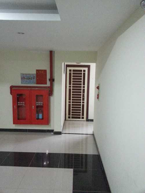 Tại tòa A, từ tầng 6 tới tầng 29, khu thông gió ở mỗi tầng đều bị chủ đầu tư xây và chia thành 2 căn hộ mini sai phép bán cho khách.