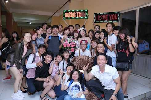 Lực lượng fan hùng hậu đến ủng hộ thần tượng.